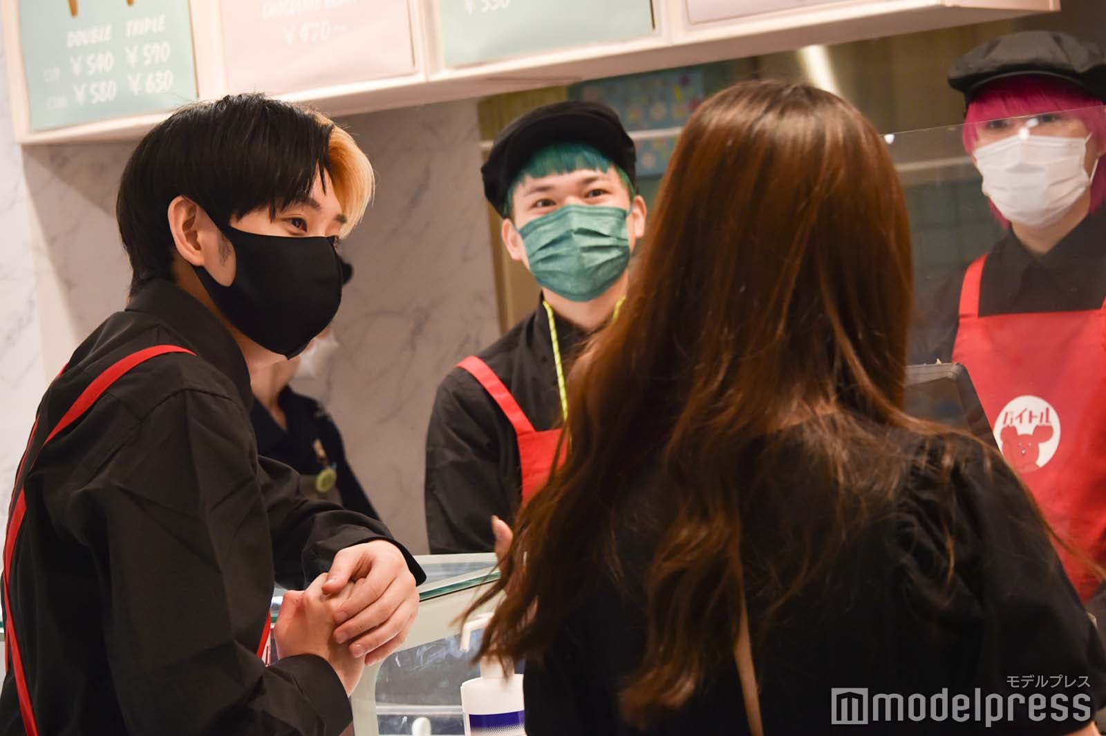 客と交流するヒカル、相馬トランジスタ、名人 （C）モデルプレス