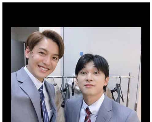 大野拓朗&吉沢亮、スーツ姿のイケメン2ショットにファン歓喜