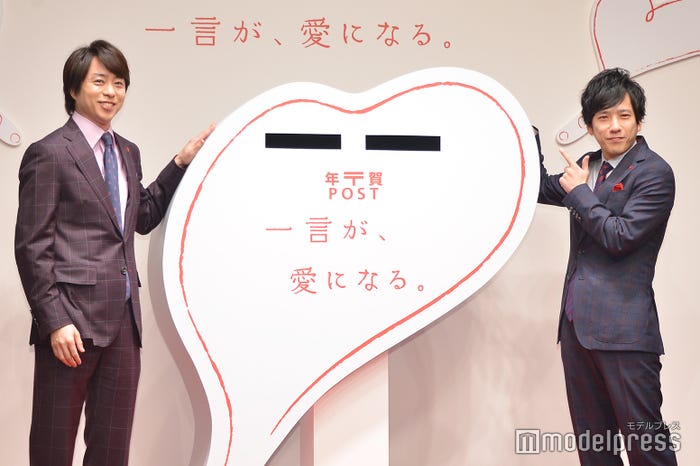 ポストをお披露目する櫻井翔・二宮和也 (C)モデルプレス