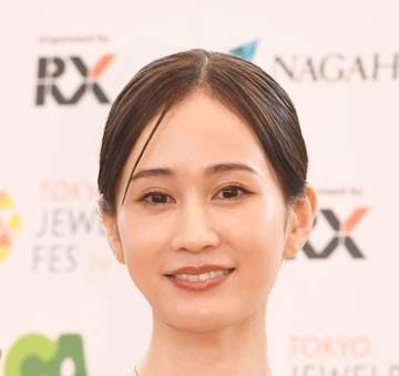 ずり落ちないのスゴい！前田敦子 後ろも凄い黒ドレスで授賞式登場 同席女優も「ほんっと～に綺麗♥」34歳の魅力溢れる