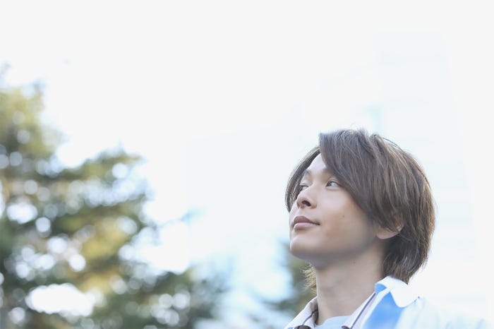 中村倫也/「CREA」4月号/撮影=鮫島亜希子(nomadica)(提供写真:文藝春秋)