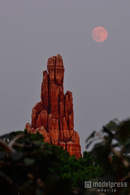 ブルームーンが輝く東京ディズニーランド／ウエスタンランド（C）Disney