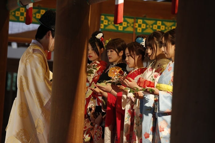 ご祈祷を受けるメンバー(提供写真)