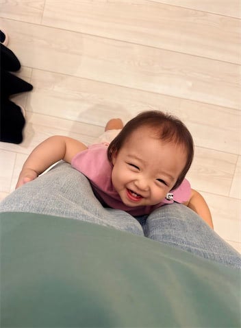 杉浦太陽、次女・夢空ちゃんの可愛すぎる“足ハグ”ショット公開「たまらんよね」