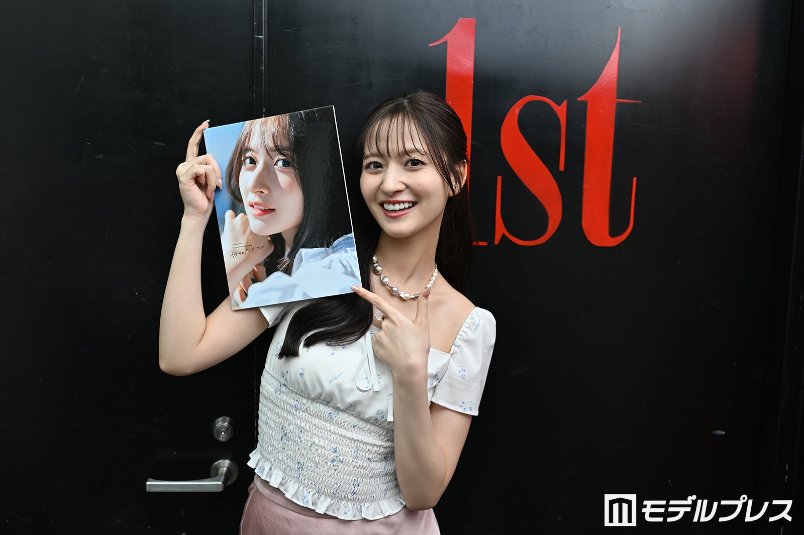 金川紗耶／ブラウス 11,000円／NOT YOUR ROSE（HANA SHOWROOM）スカート 12,100円、シューズ 14,850円／ともにAimeine（エイメン）ネックレス 7,200円／ento accessoryリング 3,190円／Mon Amie（カーツ）（C）モデルプレス