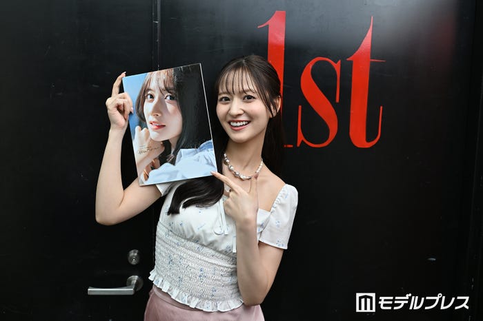 金川紗耶/ブラウス 11,000円/NOT YOUR ROSE(HANA SHOWROOM)スカート 12,100円、シューズ 14,850円/ともにAimeine(エイメン)ネックレス 7,200円/ento accessoryリング 3,190円/Mon Amie(カーツ)(C)モデルプレス