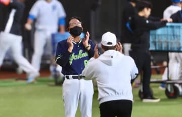 日本ハム 新庄監督が池山監督のマスクいじり！？黒の無地マスク着用→練習中に笑顔で声をかける 前日にプレゼント明かす