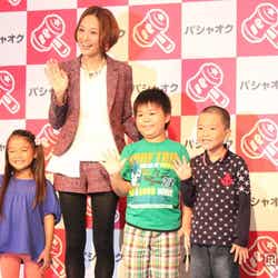 「パシャオク 子どもの夢応援プロジェクト」発足記者会見に出席したガルネク千紗(中央左)