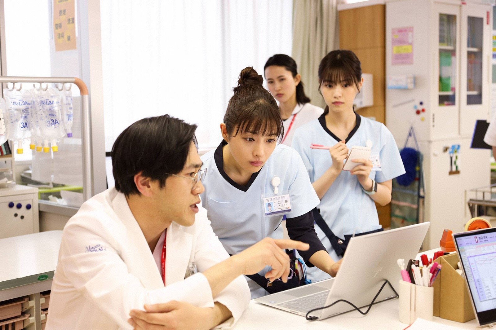 六角慎司、石原さとみ、西野七瀬、臼田あさ美（C）フジテレビ