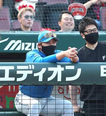 日本ハム・新庄監督 広島ファンに異例の言及「やっぱり真っ赤に染まったスタンドが選手の力になる」「少し前ガラガラの映像見た時にすごい寂しく。でも今日はものすごく入ってくれて」