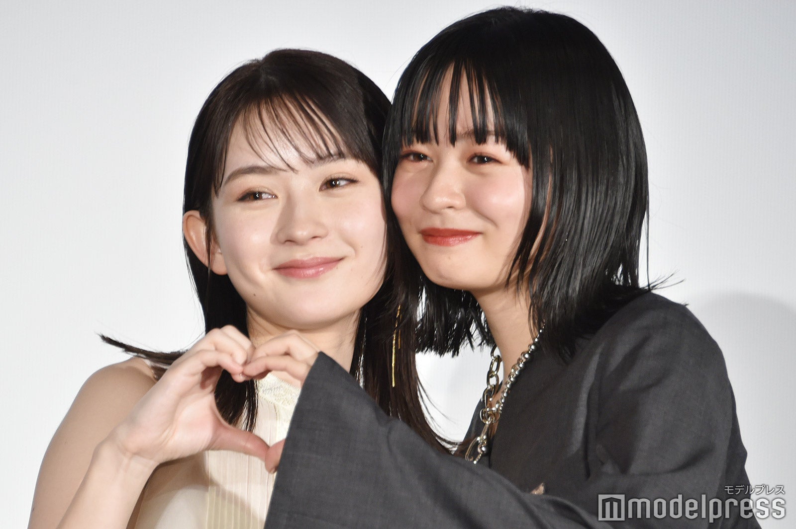 映画さながらに仲良しの畑芽育＆莉子（C）モデルプレス