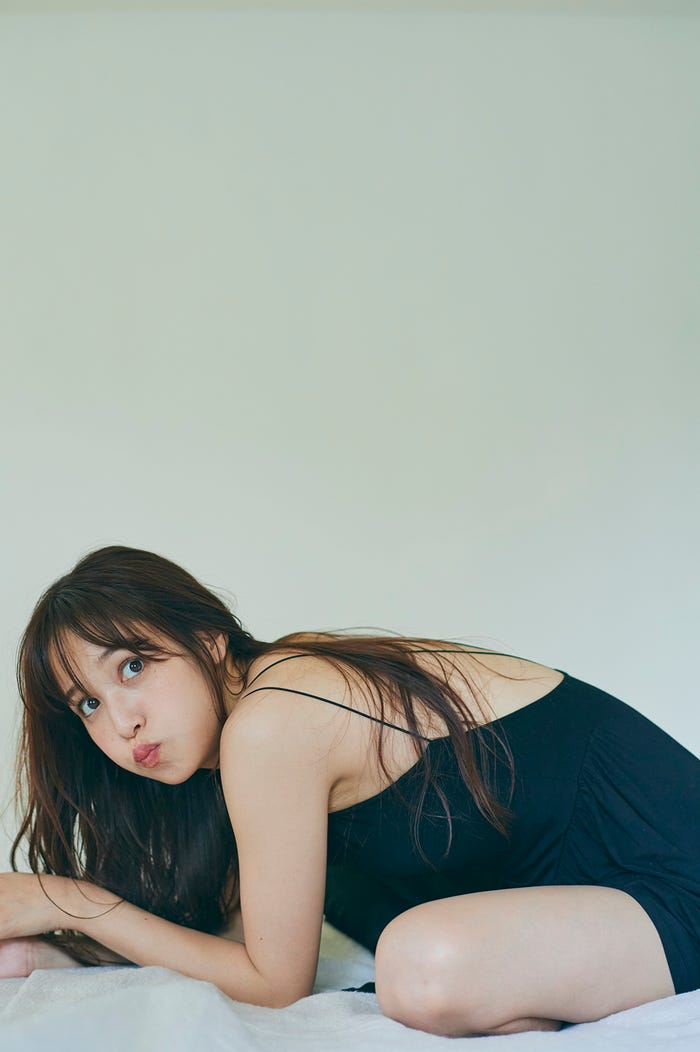 鷲見玲奈アザーカット(C)三瓶康友/集英社