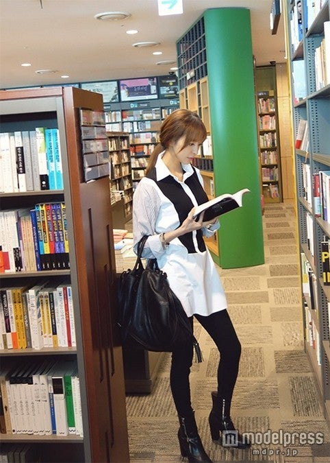 レイヤード風ストライプシャツならテクニックいらず。画像提供：「ogage japan」