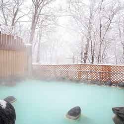 雪景色の露天風呂は神秘的で綺麗（提供画像）