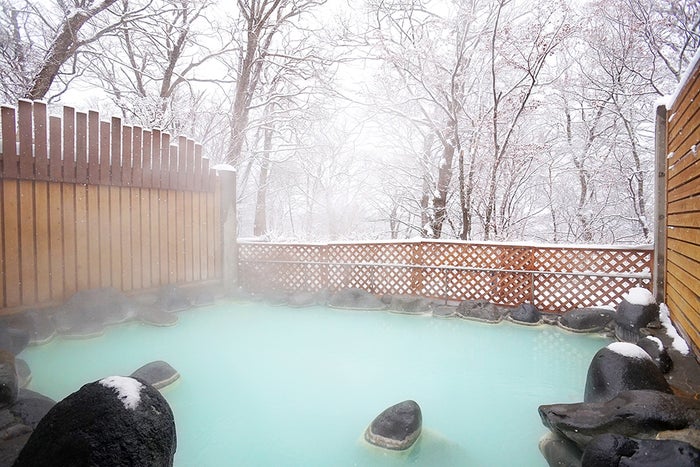 雪景色の露天風呂は神秘的で綺麗（提供画像）