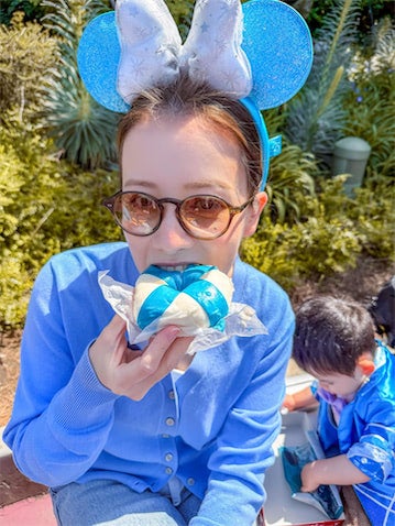 ドーキンズ英里奈、我が子と"青コーデ"でディズニー満喫「いつかアナ雪コスで行きたいなぁ」