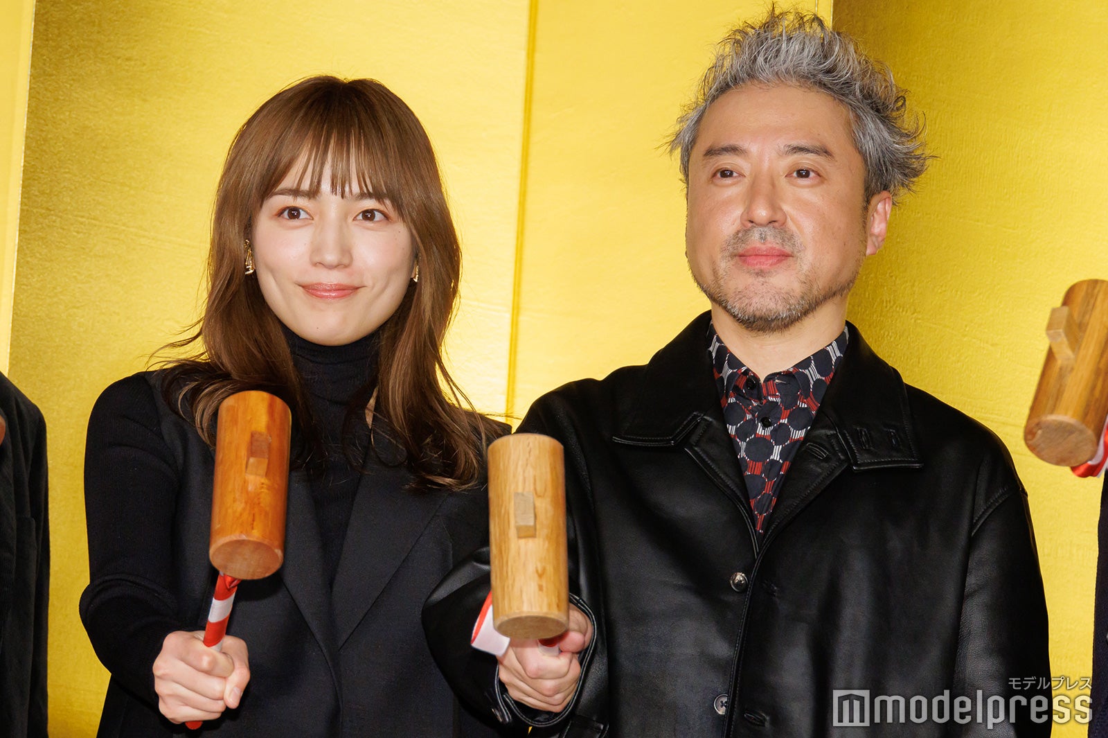 川口春奈、ムロツヨシ（C）モデルプレス