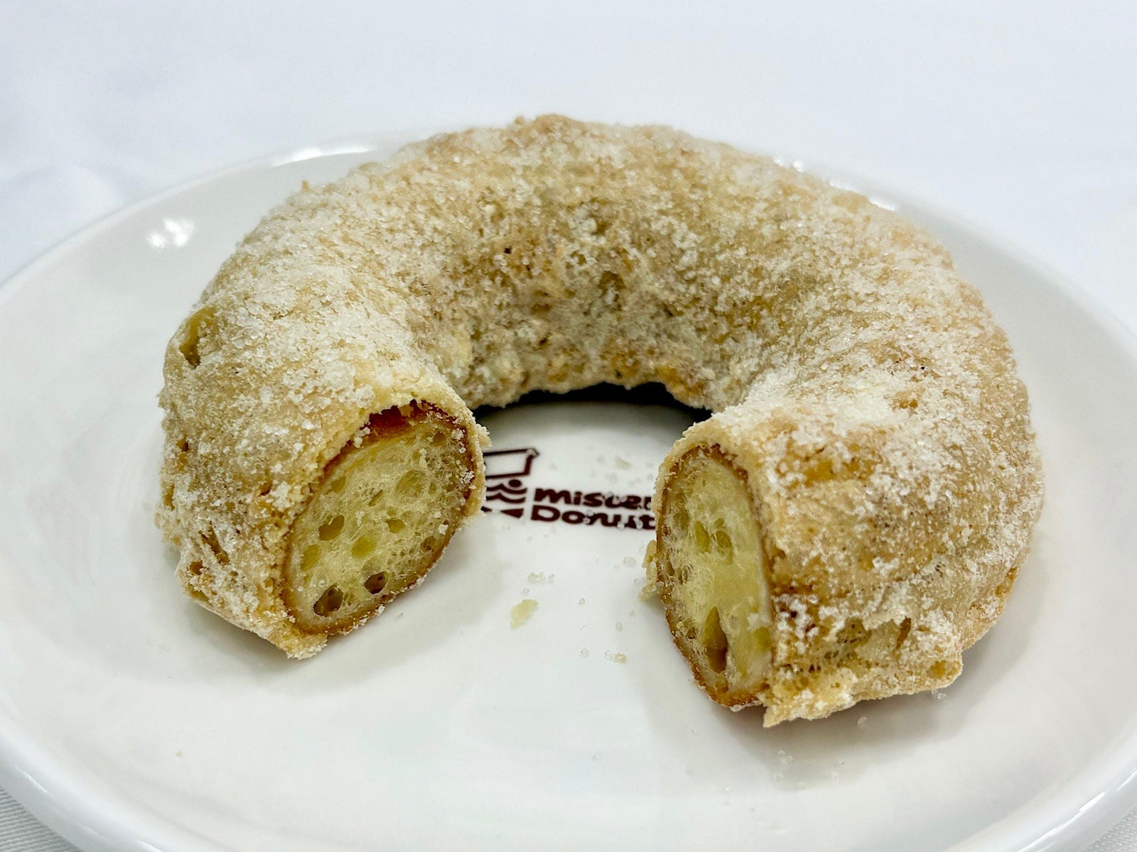 表面はゴツゴツとしていて食べるとサクサク。ぽふん食感の生地と一緒に味わうと、まさに新感覚なおいしさです！