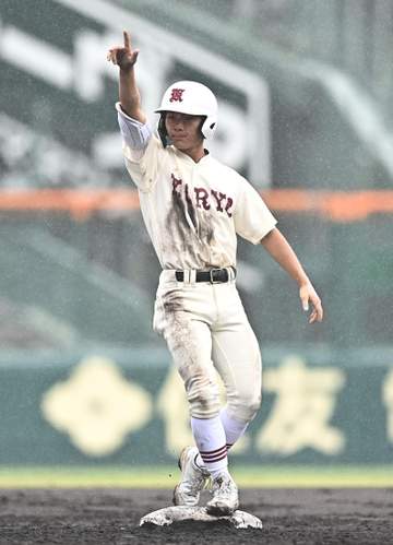 拓大紅陵が夏34年ぶり初戦突破！雨中の激闘を完封リレーで制す 九回逆転サヨナラのピンチも脱出 坂巻監督「感無量です」準優勝した1992年以来