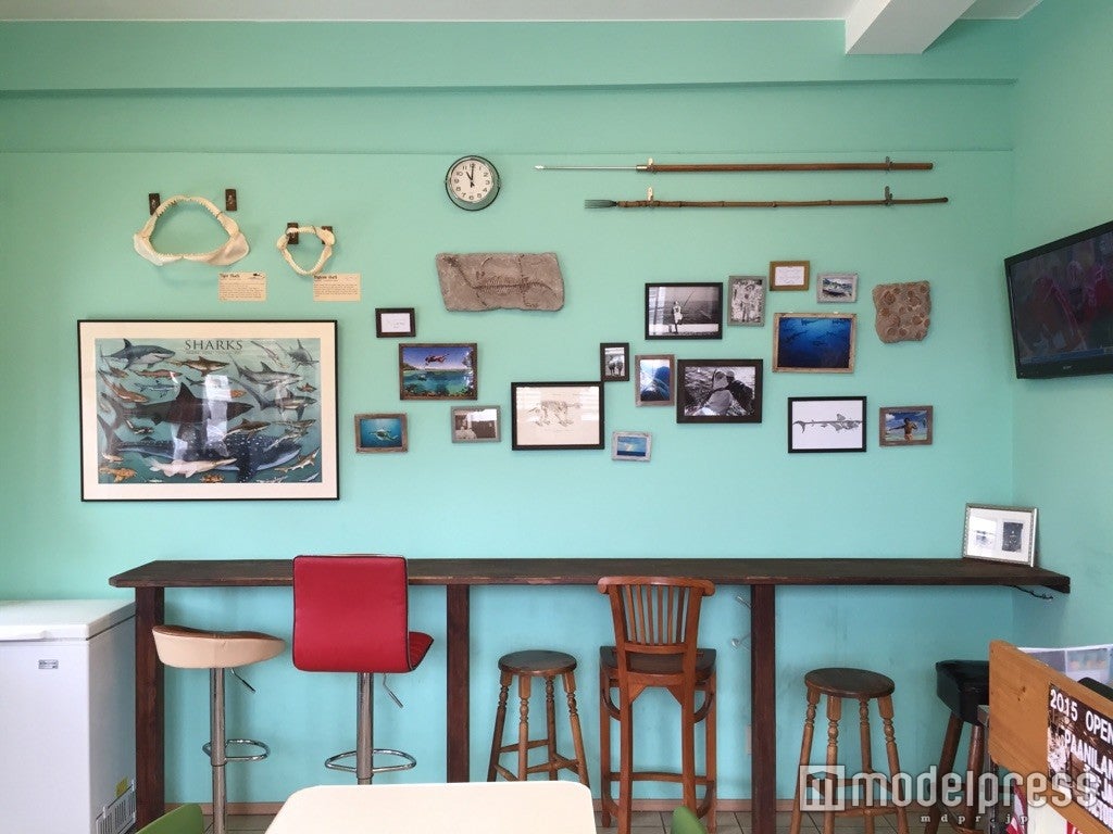 パステルブルーの壁が南国らしい田中果実店／画像提供：田中果実店