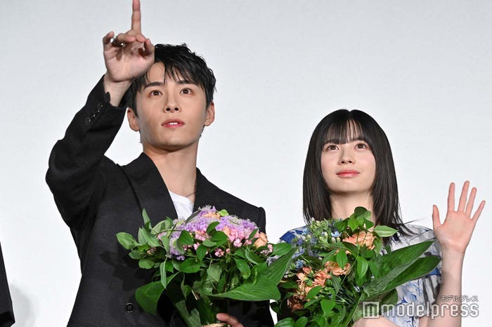 何かを指す川西拓実、様子をうかがう桜田ひより(C)モデルプレス