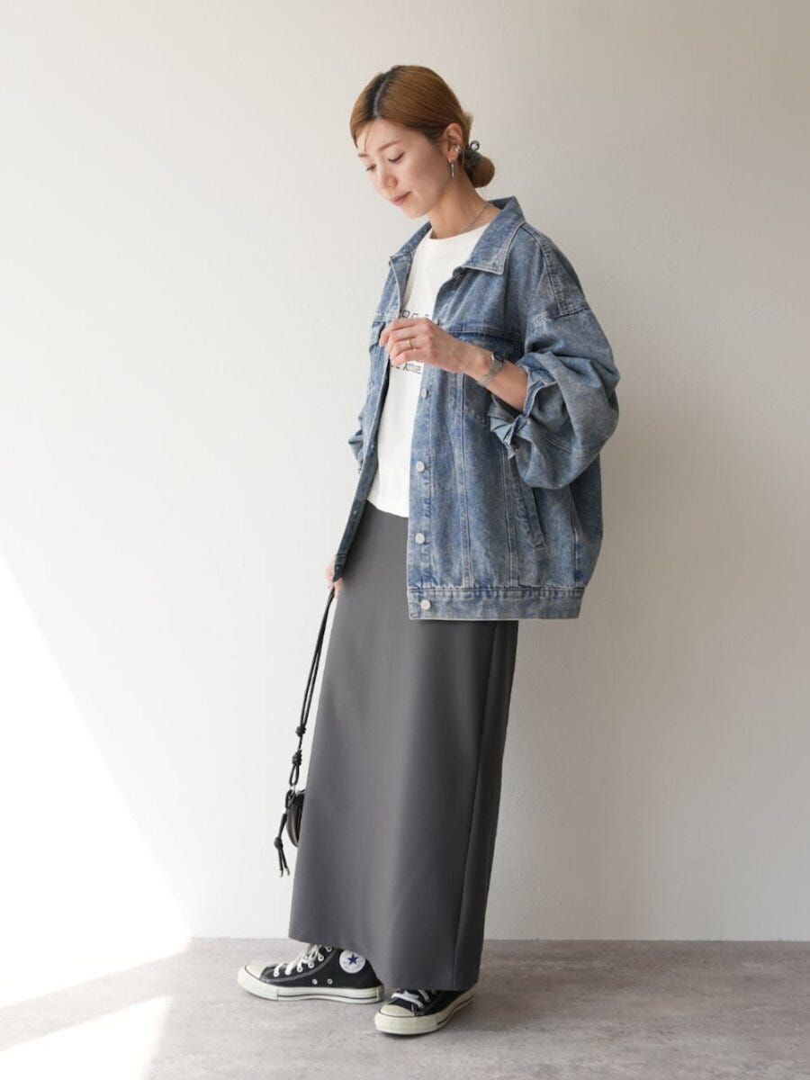 2026春大人女性おすすめデニムジャケットグレーナロースカートコーデ