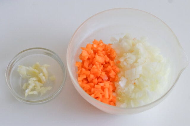 たまねぎ、にんじん、にんにくはみじん切りにする。 たまねぎ、にんじん、にんにくはみじん切りにする。