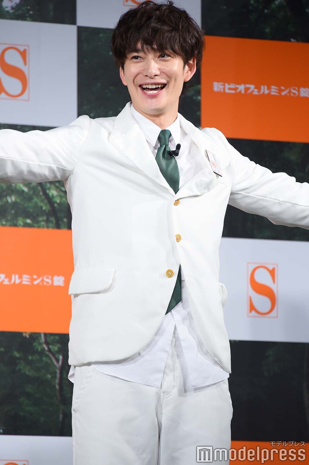 “腸活ストレッチ”中の岡田将生（C）モデルプレス