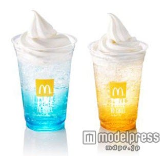 「ジャパンマックフロート ブルーラムネ(アップル果汁0.9%)」(左)と「オランダマックフロート パッションオレンジ(オレンジ果汁4.0%、パッションフルーツ果汁1.0%)」(右)