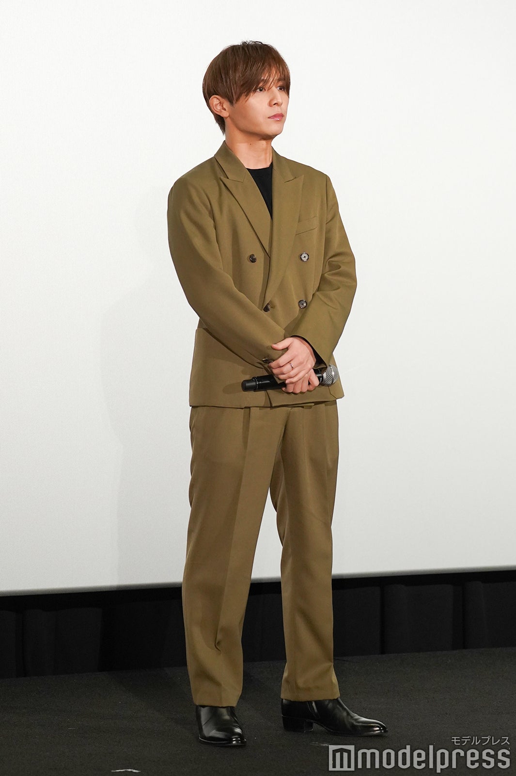 ダブルのスーツを着こなす山田涼介（C）モデルプレス