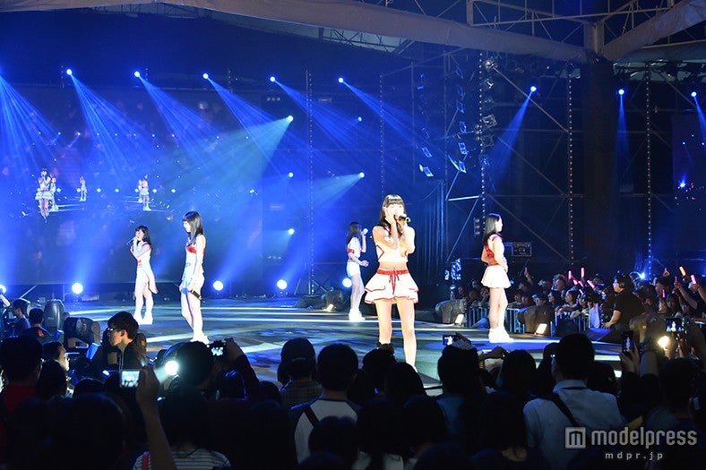 ライブパフォーマンスを行った東京女子流