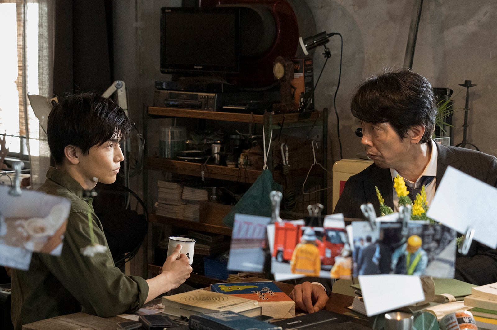 岩田剛典、佐々木蔵之介／劇中カット （C）2022「バスカヴィル家の犬　シャーロック劇場版」製作委員会