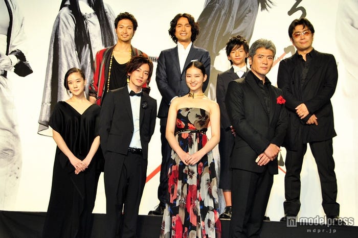 「るろうに剣心」キャスト(前列左から)蒼井優、佐藤健、武井咲、吉川晃司(後列左から)青木崇高、江口洋介、田中偉登、大友啓史監督