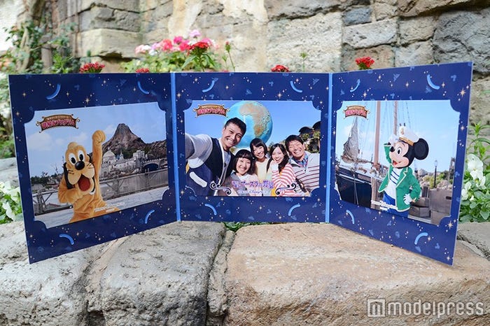 ゴールで撮影、購入可能なオリジナルイラストのプリントが入った台紙付き写真(C)モデルプレス