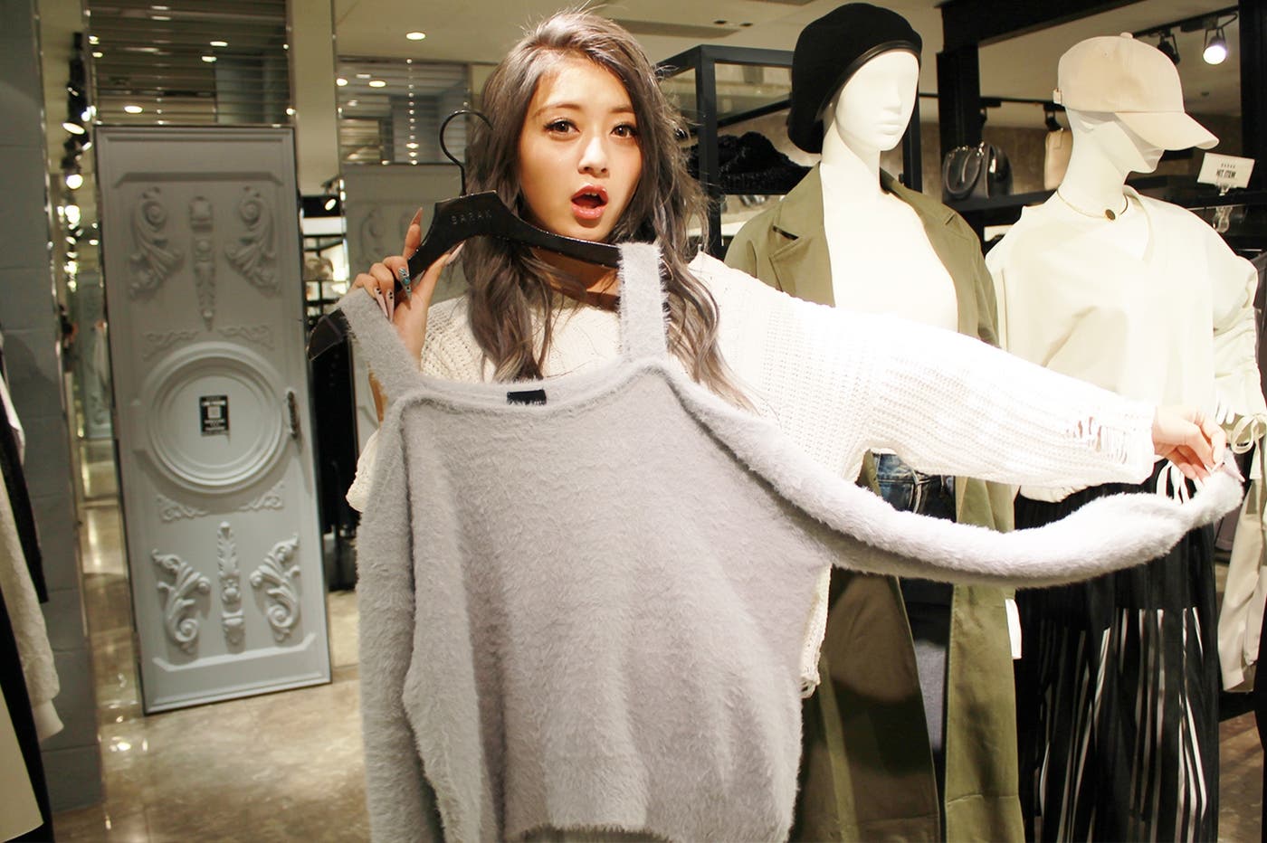 「BARAK」ではグレーのトップスをセレクト(画像提供:所属事務所)