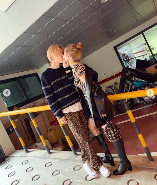 熱愛中ヒョナ＆イドン、“顎クイキス”ショットが「ロマンチックすぎ」と話題に