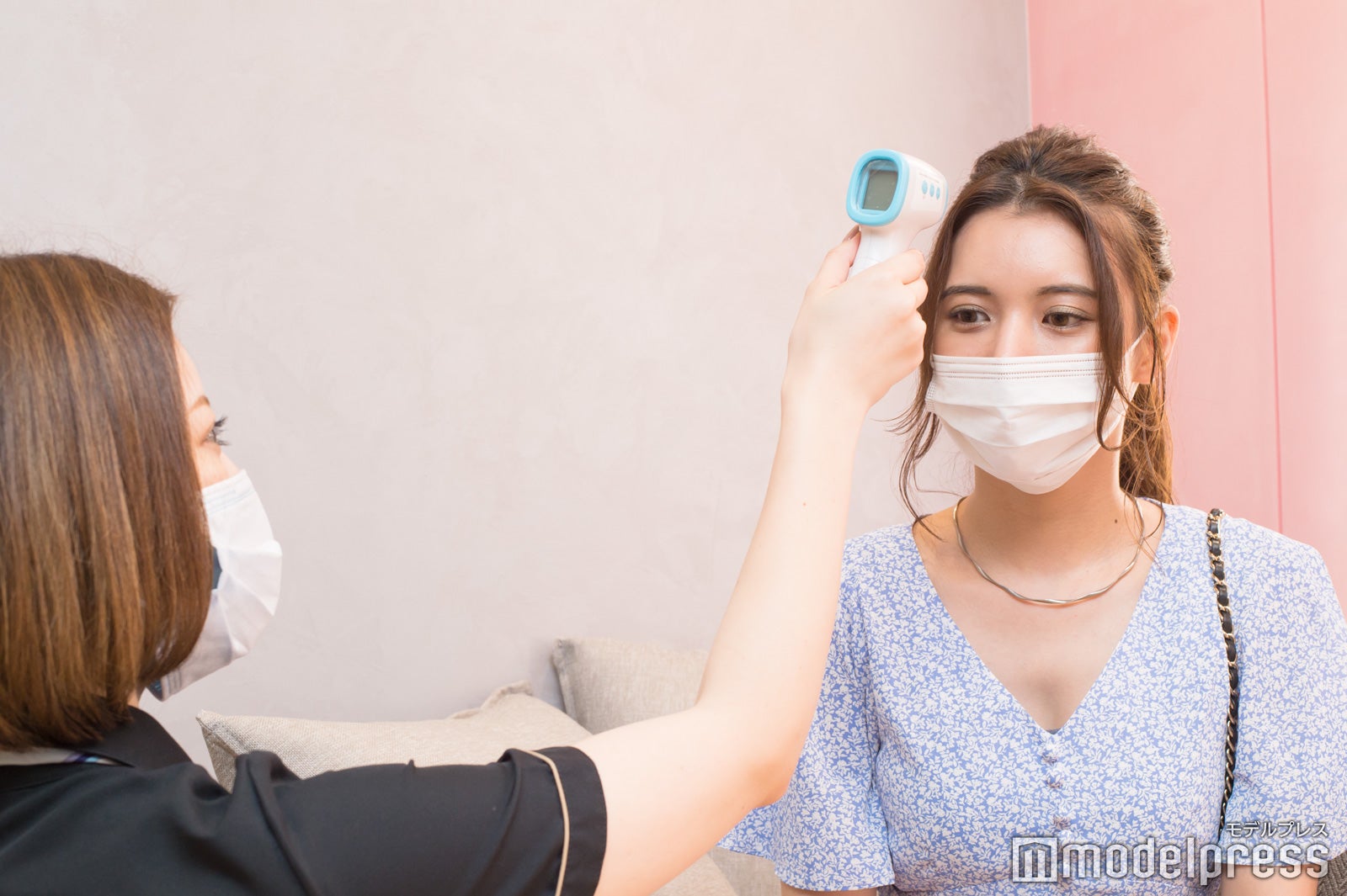 スタッフによる検温も（C）モデルプレス