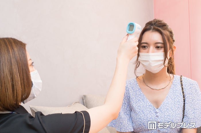 スタッフによる検温も(C)ビューティーガール