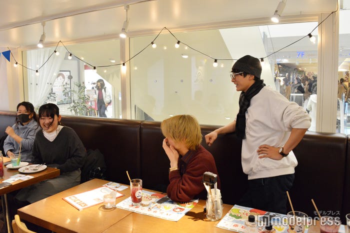 店内のファンとの会話もはずむ(C)モデルプレス