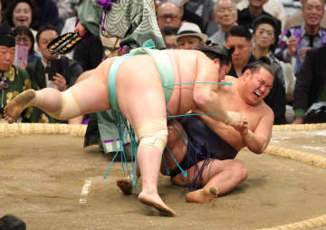 「豊昇龍ぅ」「あらら…」「両者とも負けて決まるとはなぁ」 異例の上位総崩れ決着にSNS騒然 霧島の3度目優勝が14日目に決定