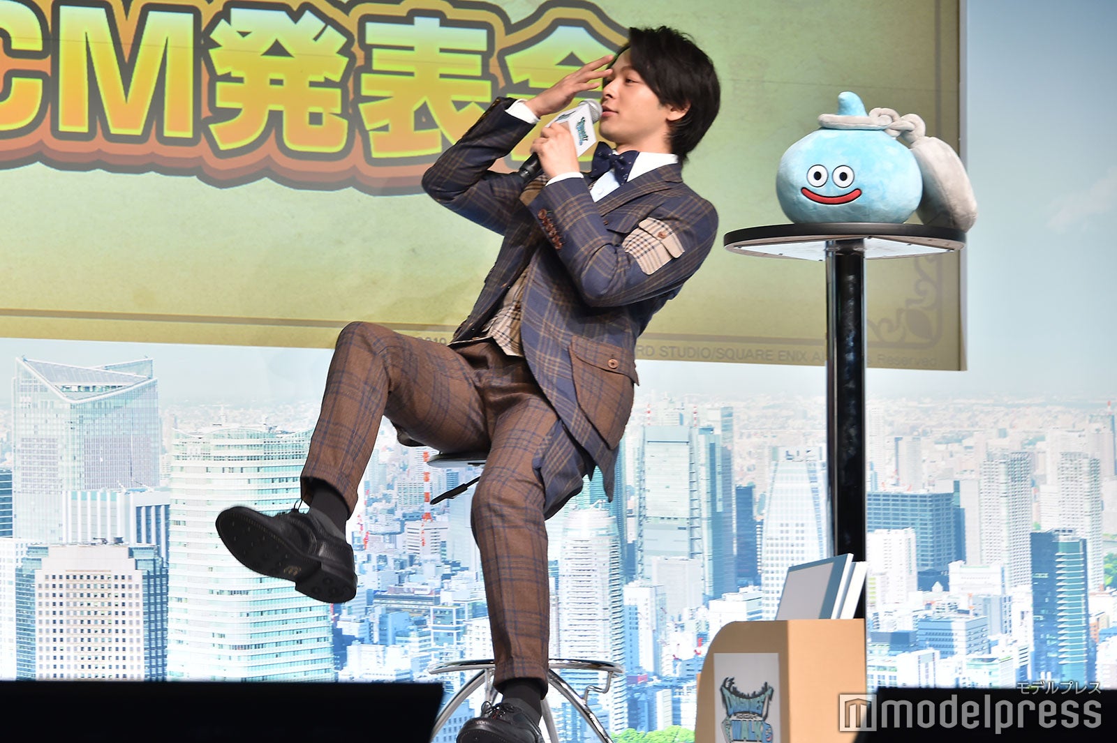 全身を使って入浴中の“臆病な忍者”姿を再現する中村倫也（C）モデルプレス