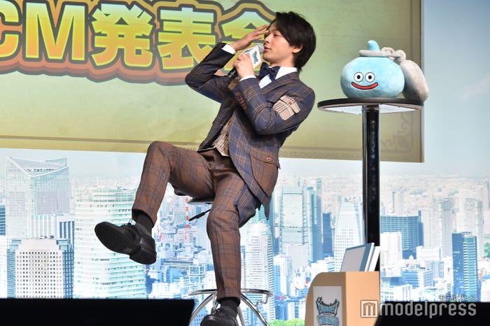 全身を使って入浴中の“臆病な忍者”姿を再現する中村倫也(C)モデルプレス