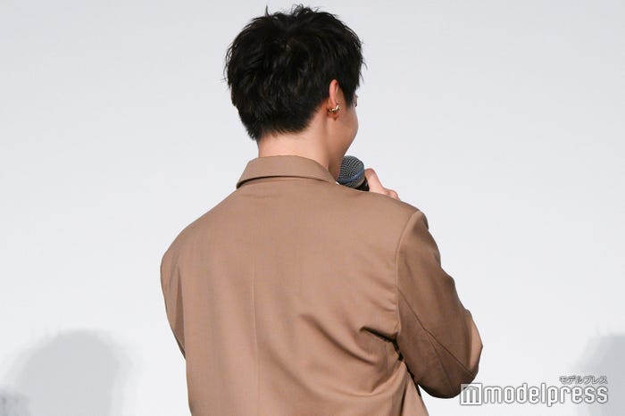 照れから回転する木村柾哉(C)モデルプレス