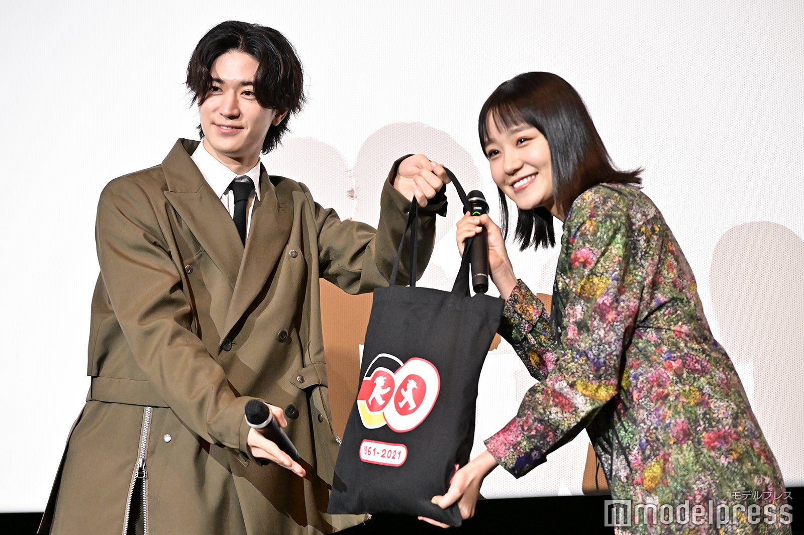 奈緒にお土産を渡した中島裕翔 （C）モデルプレス