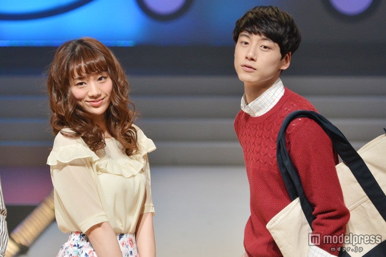 （左より）佐藤美希、坂口健太郎