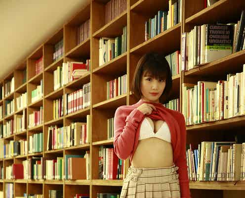 現役美大生・日向はな(ぽんお)、初水着グラビアを披露 たわわバスト際立つ