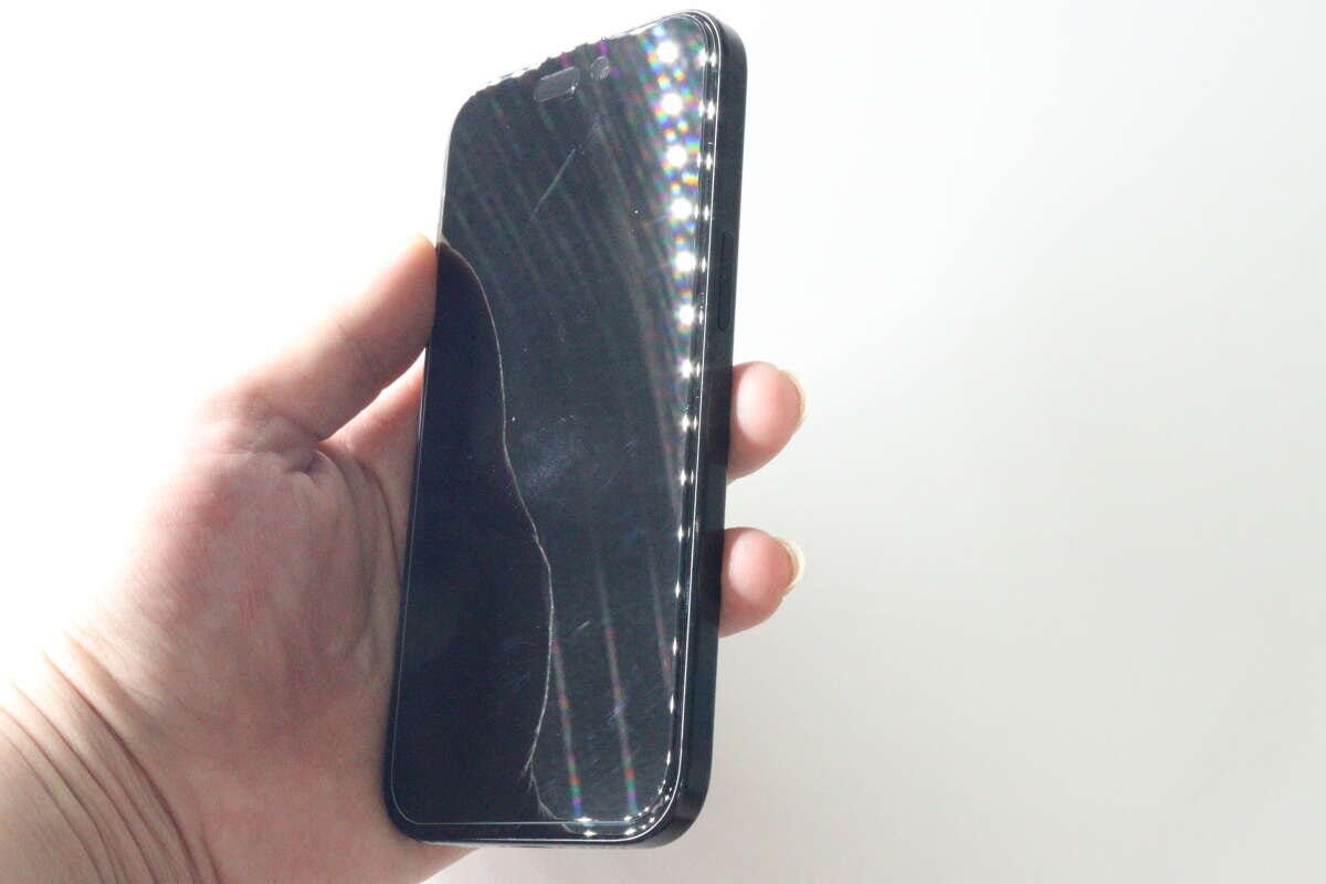 保護ガラスを貼り付けたiPhoneを斜めから見た画面が暗い状態 保護ガラスを貼り付けたiPhoneを斜めから見た画面が暗い状態