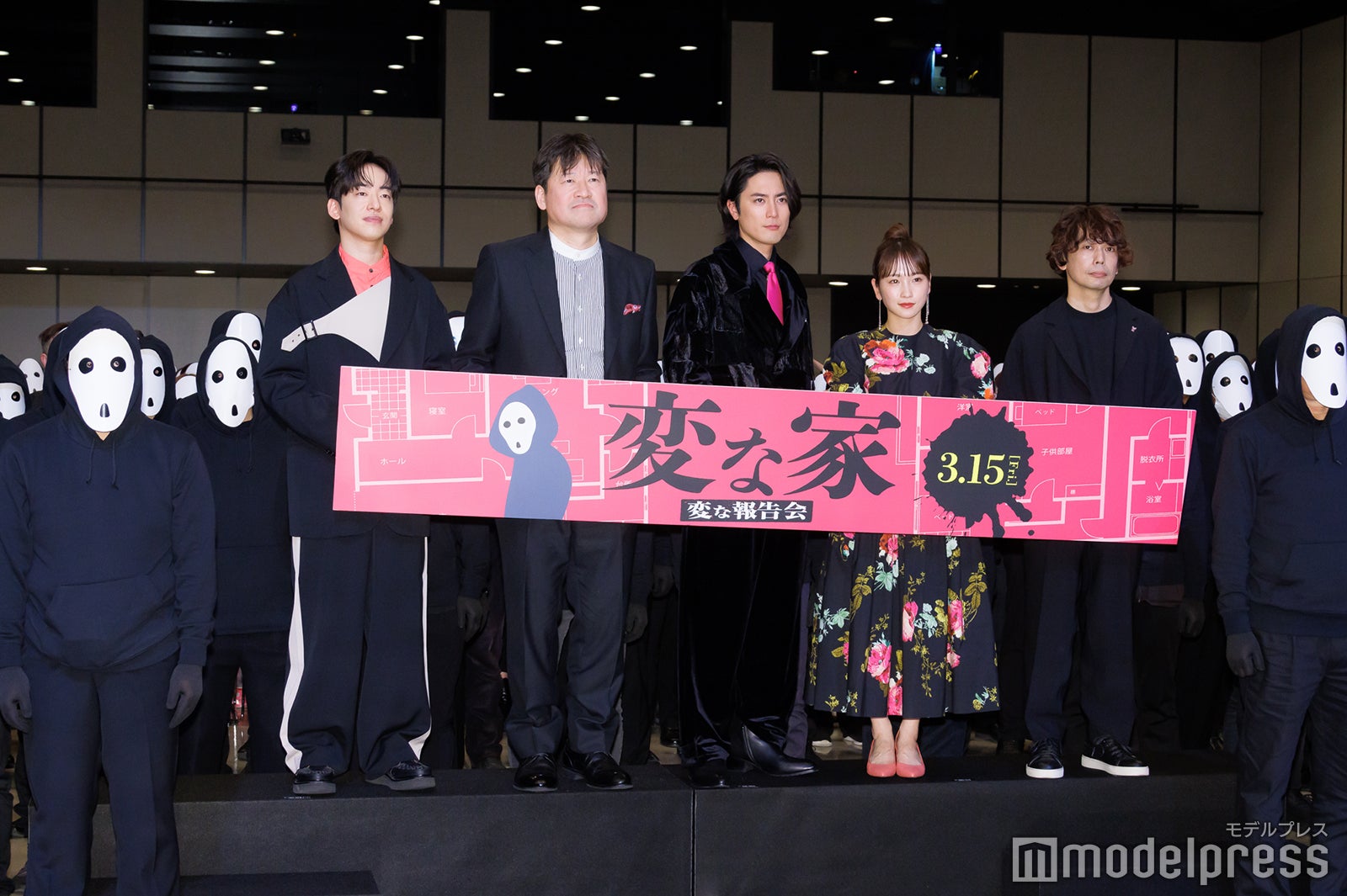 （左から）DJ松永、佐藤二朗、間宮祥太朗、川栄李奈、石川淳一監督（C）モデルプレス