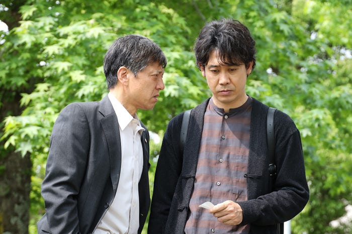 勝村政信、大泉洋/「元彼の遺言状」第8話より(C)フジテレビ