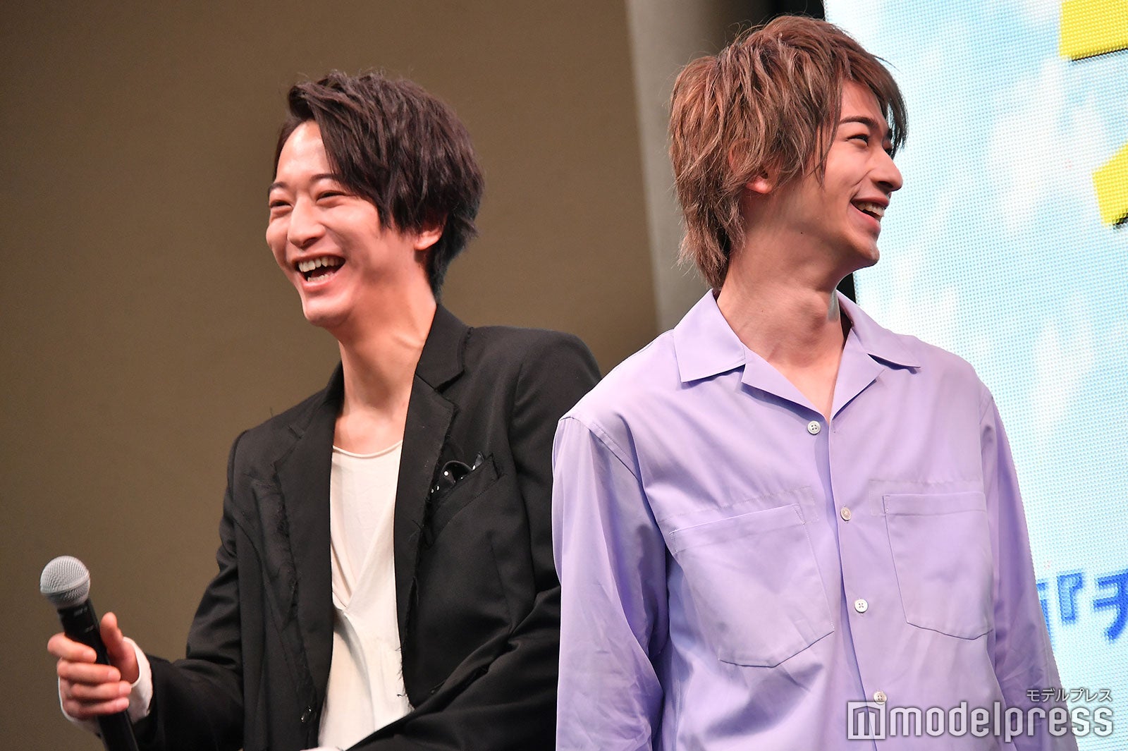 浅香航大の振りに笑う横浜流星（C）モデルプレス